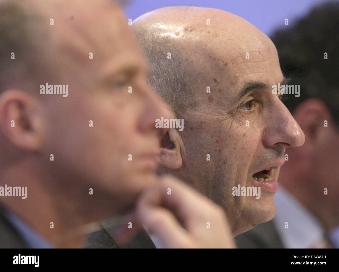 Thomas Enders (L) und Louis Gallois (R), beide CEOs der EADS, während die Bilanz-Pressekonferenz in Oberschleißheim, Deutschland, Freitag, 9. März 2007 abgebildet. EADS erlitt einen dramatischen Sturz in Einnahmen aufgrund seiner Tochter Airbus. Nach einem Überschuss von 1,7 Milliarden Euro im Jahr 2005 wurden im Jahr 2006 Restaurantassoziation der Gruppe nur 99 Millionen Euro Gewinn erzielt. Foto: Peter Kneffel Stockfoto