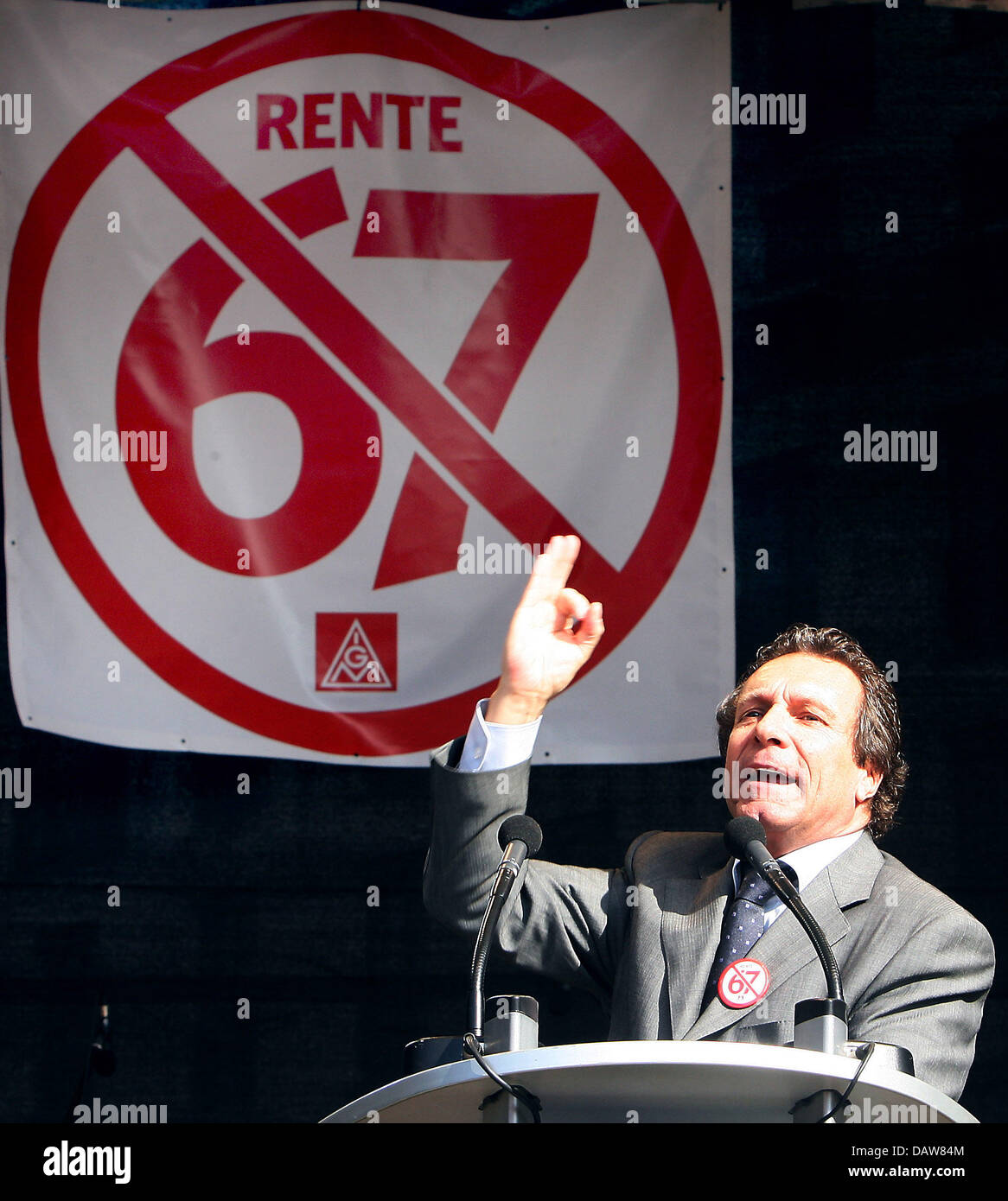 Mitglied der Partei "Arbeit und soziale Gerechtigkeit - The Electoral Alternative", Klaus Ernst, gibt es eine Rede während einer Demonstration gegen die schrittweise Anhebung des Renteneintrittsalters von 65 auf 67 Jahre in Berlin, Deutschland, Freitag 09. März 2007. Die Demonstration ist parallel zur Abstimmung im Deutschen Bundestag aufgetreten. Foto: Steffen Kugler Stockfoto