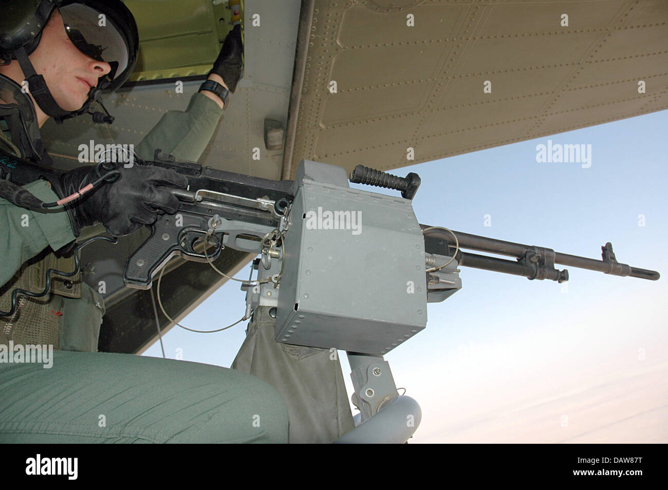 (Dpa-Datei) Ein MG-Schütze das Ziel von einem EH101 Merlin HC3-Hubschrauber der Royal Air Force Nummer 28 Squadron fliegt von Samawa nach Basra, Irak, Juni 2006. Foto: Carl Schulze Stockfoto