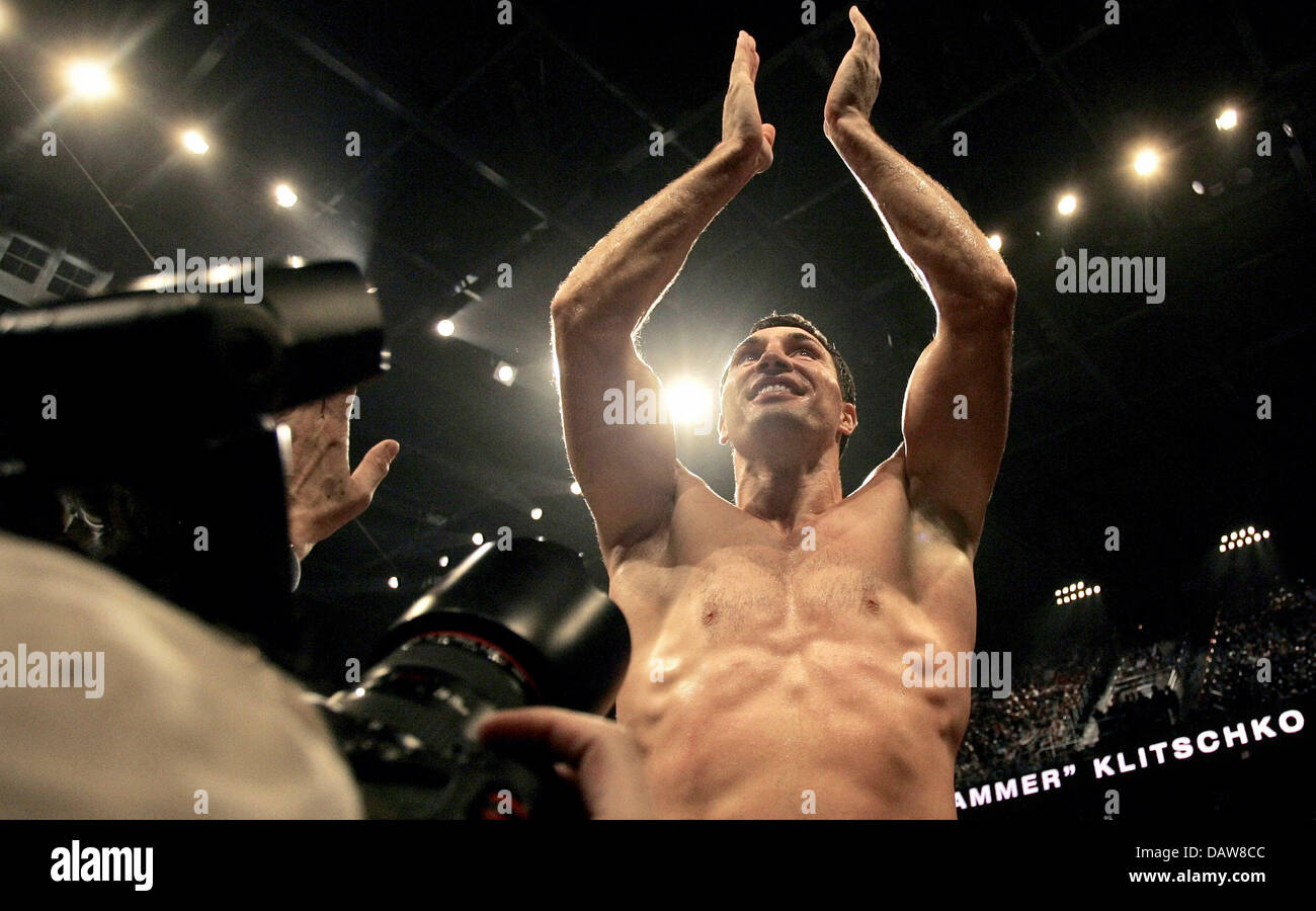 Ukrainer Wladimir Klitschko jubelt nach dem Sieg über Austin mit einer zweiten Runde technischen k.o. in der IBF Schwergewichts-WM-Kampf in Mannheim, Samstag, 10. März 2007. Foto: Ronald Wittek Stockfoto