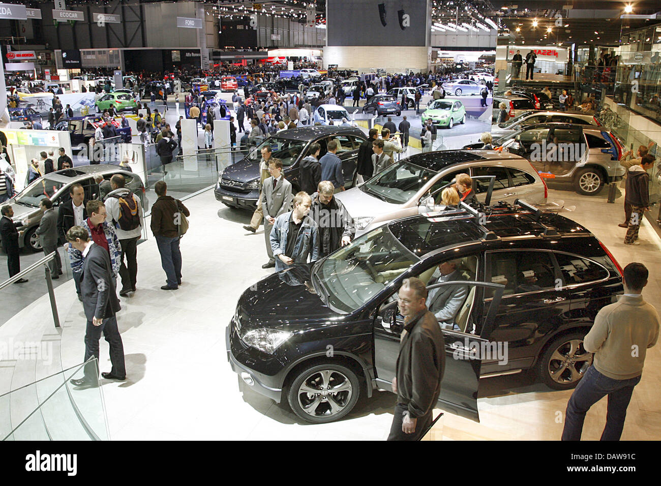 Das Foto zeigt eine überfüllten Halle bei dem 77. Genfer Automobilsalon in Genf, Schweiz, 8. März 2007. Foto: Uli Deck Stockfoto