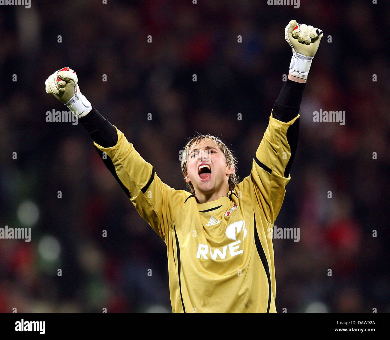 Bayer 04 Leverkusen Torwart Rene Adler jubilates nach der UEFA-Cup Runde von 16 Sekunden Bein gegen RC Lens im Stadion BayArena in Leverkusen, Deutschland, Mittwoch, 14. März 2007. Tore von Voronin, Barbarez und Juan gaben den deutschen eine 4: 2-Gesamtsieg für das Viertelfinale des Wettbewerbs qualifizieren. Foto: Oliver Berg Stockfoto