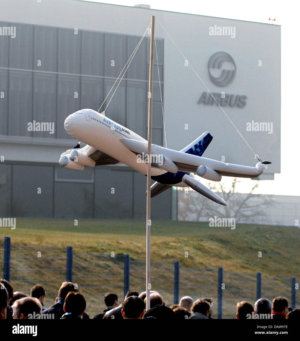 Menschen protestieren des Airbus-Werks Laupheim, Deutschland, Freitag, 16. März 2007. Werks in Laupheim, die verkauft werden, nahmen mit einer Menschenkette und ein arbeiten in der europaweiten Tag des Protests auf dem Airbus Umstrukturierungspläne treffen. Foto: Stefan Puchner Stockfoto