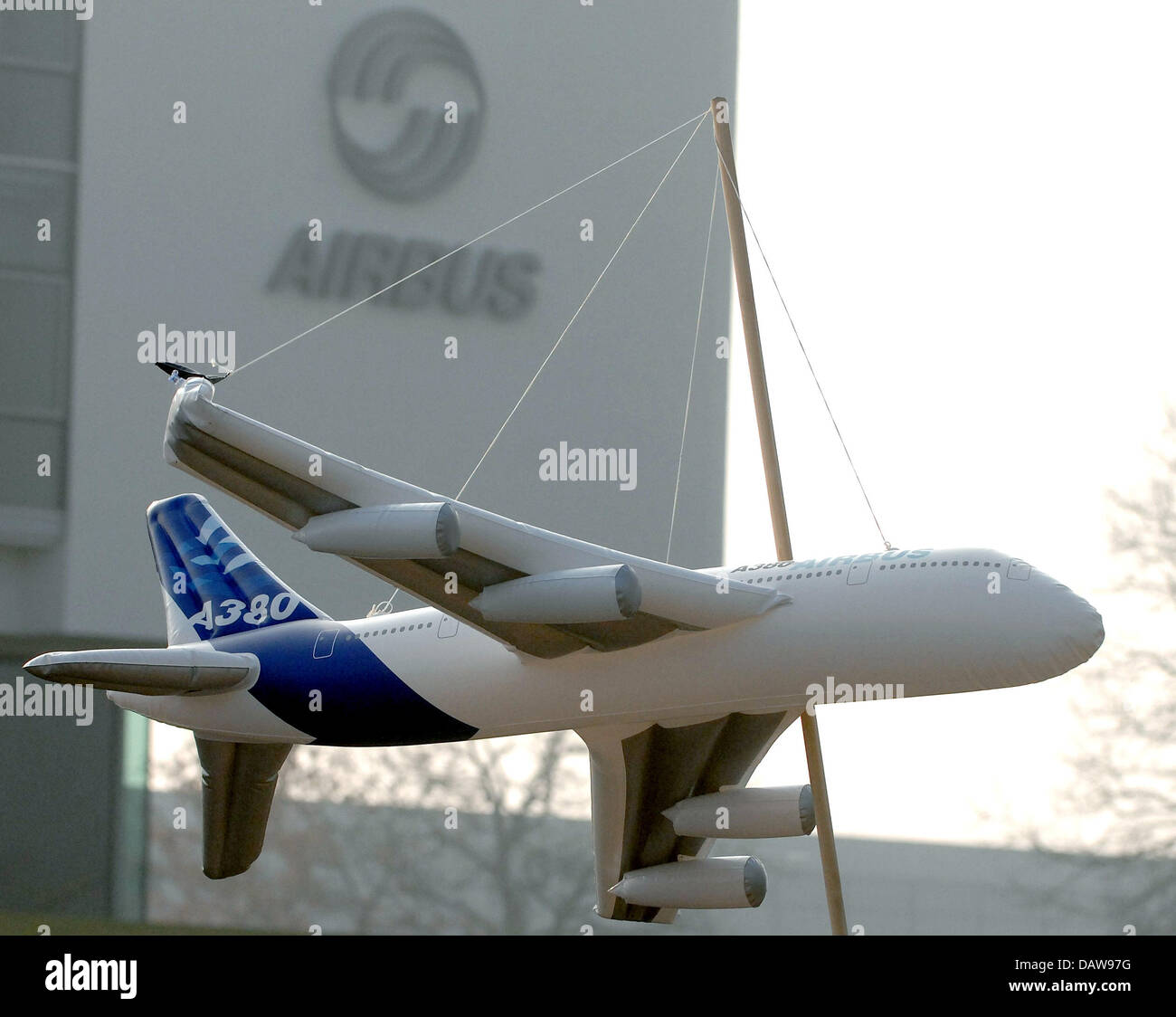 Menschen protestieren des Airbus-Werks Laupheim, Deutschland, Freitag, 16. März 2007. Werks in Laupheim, die verkauft werden, nahmen mit einer Menschenkette und ein arbeiten in der europaweiten Tag des Protests auf dem Airbus Umstrukturierungspläne treffen. Foto: Stefan Puchner Stockfoto