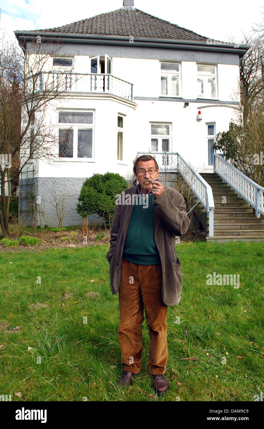 Preisträger des Nobelpreis für Literatur Günter Grass posiert vor seinem Haus in Behlendorf, Deutschland, Freitag, 16. März 2007. Grass, der 80 in diesem Jahr dreht, widmete seine neueste lyrische arbeiten "Dumme August" (Dummer August), das Medienecho auf seinem Authobiographic Buch "Zwiebel schälen" (Beim Haeuten der Zwiebel "). Foto: Wolfgang Langenstrassen Stockfoto