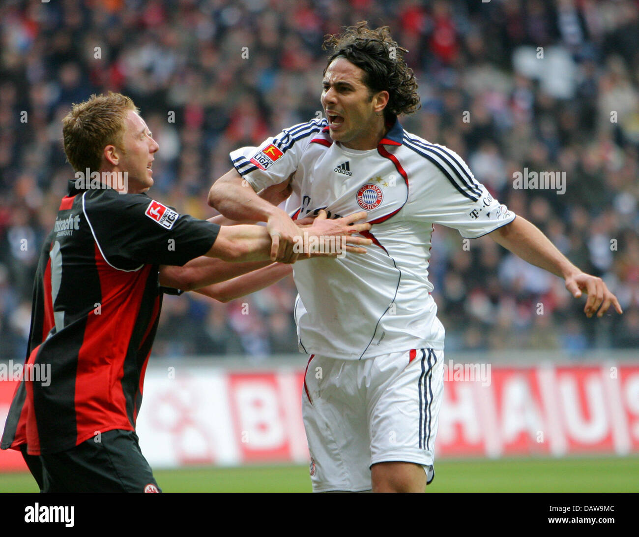 Patrick Ochs (L) von Frankfurt versucht, Münchens extrem wütend Stürmer Claudio Pizarro (R) während der Bundesliga-Spiel EIntracht Frankfurt V FC Bayern München in der Commerzbank-Arena Stadion Frankfurt Main, Deutschland, Samstag, 17. März 2007 zu stoppen. München kann nicht in Frankfurt gewinnen, die Beweise die Seite mit einem 1: 0-Sieg. Foto: Arne Dedert (Achtung: Zeitraum blockieren! Die DFL-Genehmigung Stockfoto