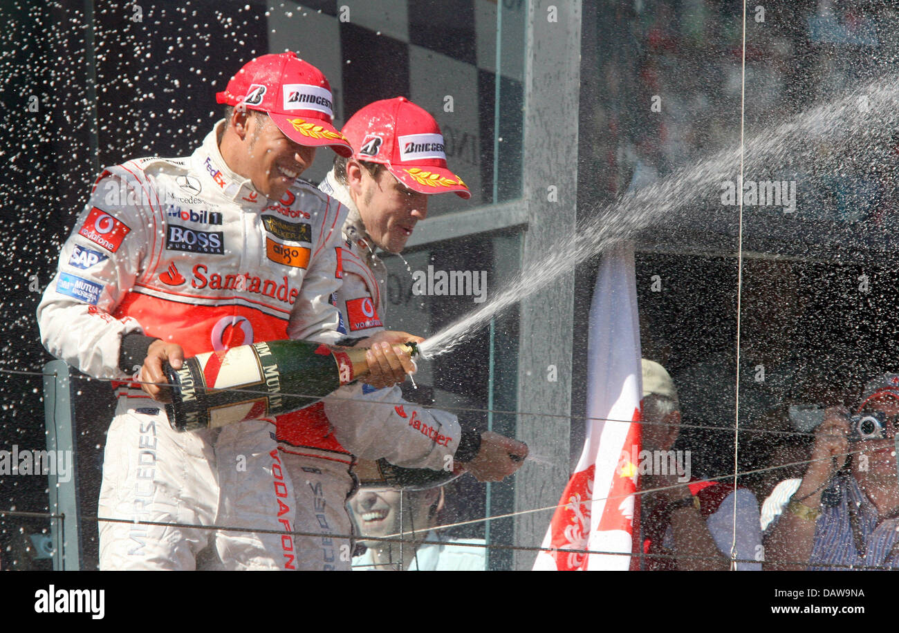 Britischer Formel-1-Neuling Lewis Hamilton (L) von McLaren-Mercedes und seinem Teamkollegen Spanisch Fernando Alonso jubeln auf dem Podium nach dem 2007 Formel 1 Australian Grand Prix auf dem Albert Park Rennen verfolgen in Melbourne, Australien, Sonntag, 18. März 2007. Finnische Kimi Räikkönen von Scuderia Ferrari gewann vor Alonso und Hamilton. Foto: ROLAND WEIHRAUCH Stockfoto