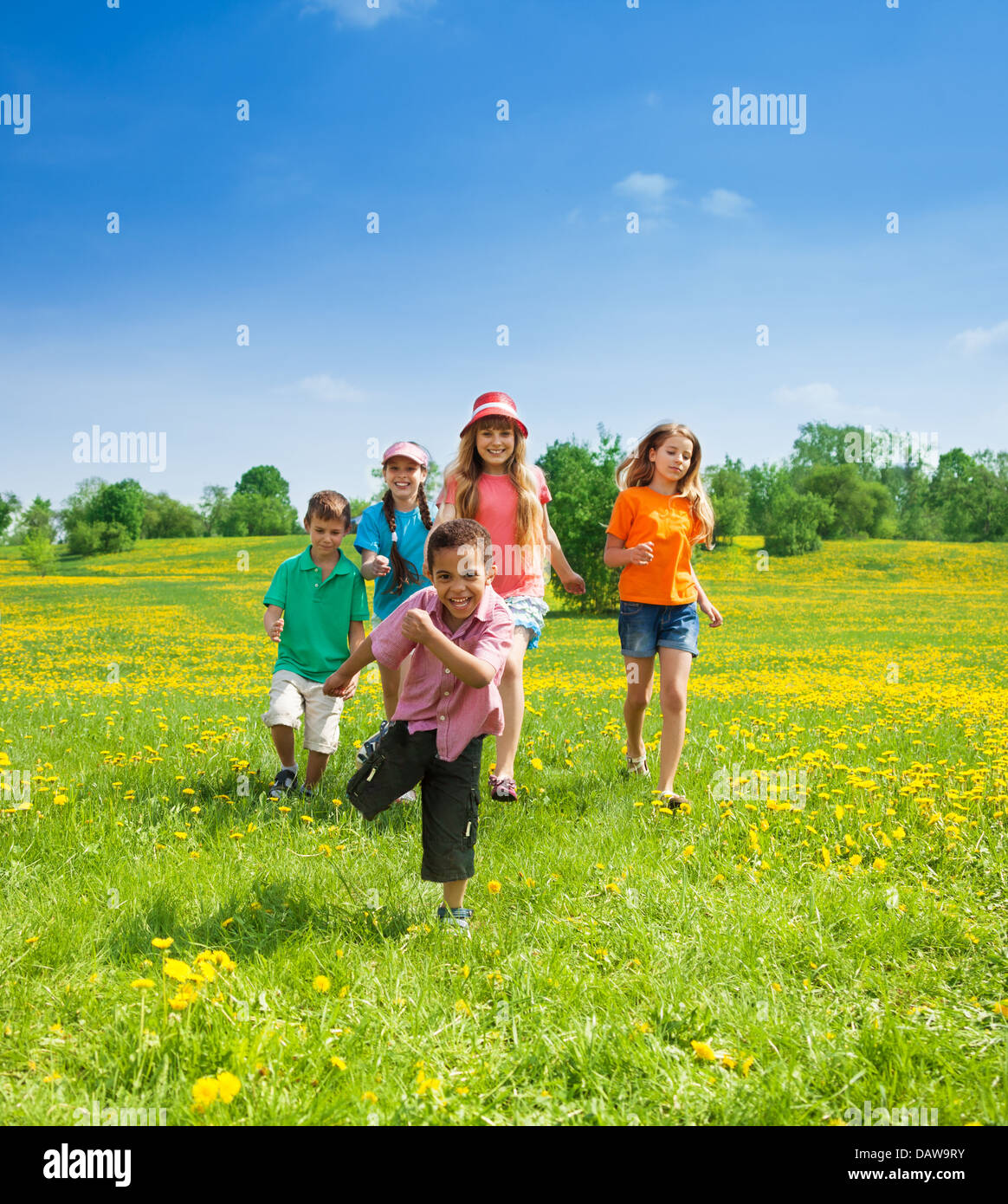 Glückliche 5-10 Jahre alte Kinder laufen zusammen im park Stockfoto