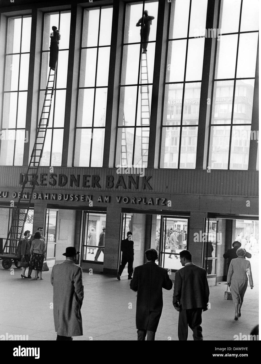 Personen, Berufe, Fensterputzer, Arbeiten im Düsseldorfer Hauptbahnhof, Westdeutschland, 1950er Jahre, , Zusatz-Rechte-Freilichtungen-nicht vorhanden Stockfoto