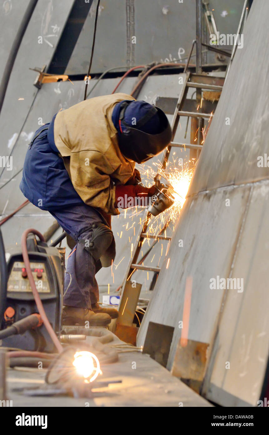 Schleifen von Metall im Inneren Werft Arbeiter Stockfoto