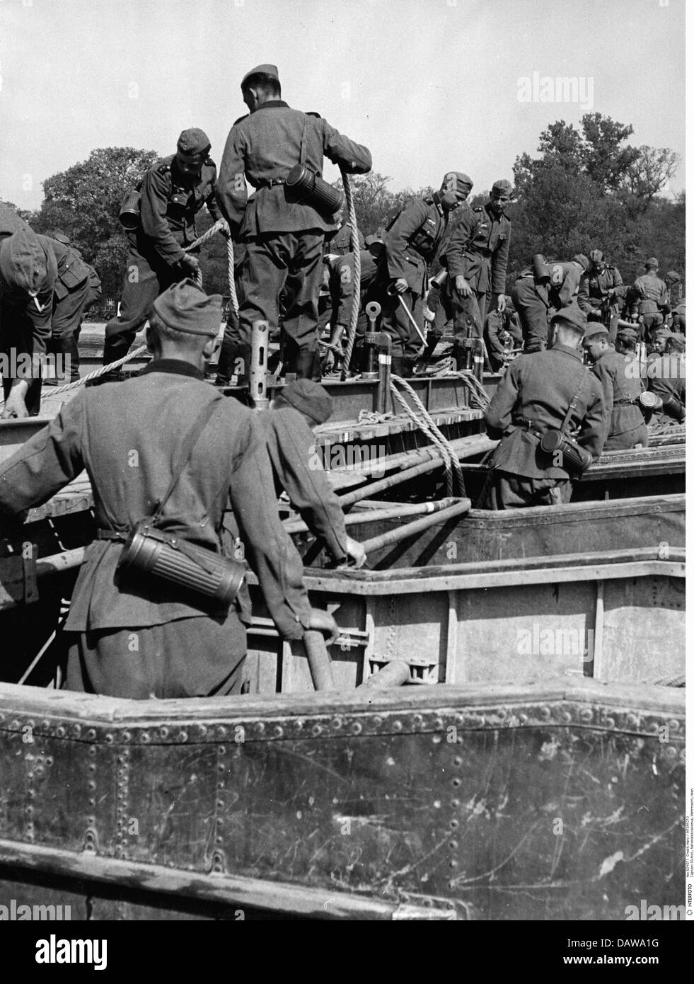 Nationalsozialismus, Militär, Wehrmacht, Armee, Wehringenieure, Sapper bauen eine Pontonbrücke, Manöver, Juni 1941, Zusatz-Rechte-Freiräume-nicht vorhanden Stockfoto