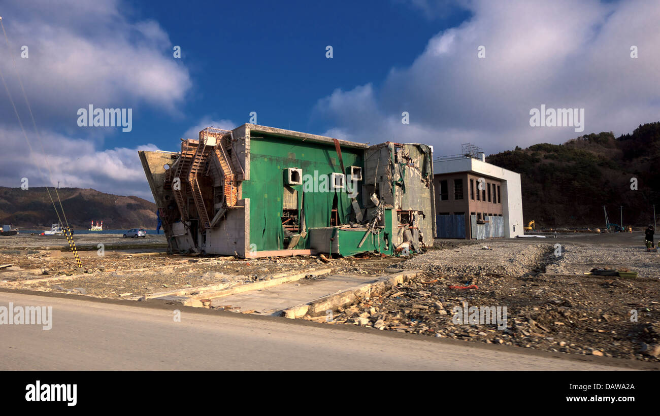 Einem gestürzten Haus schwer beschädigt und flacher Onagawa 1 Jahr nach dem 2011 Tohoku Erdbeben und Tsunami Stockfoto