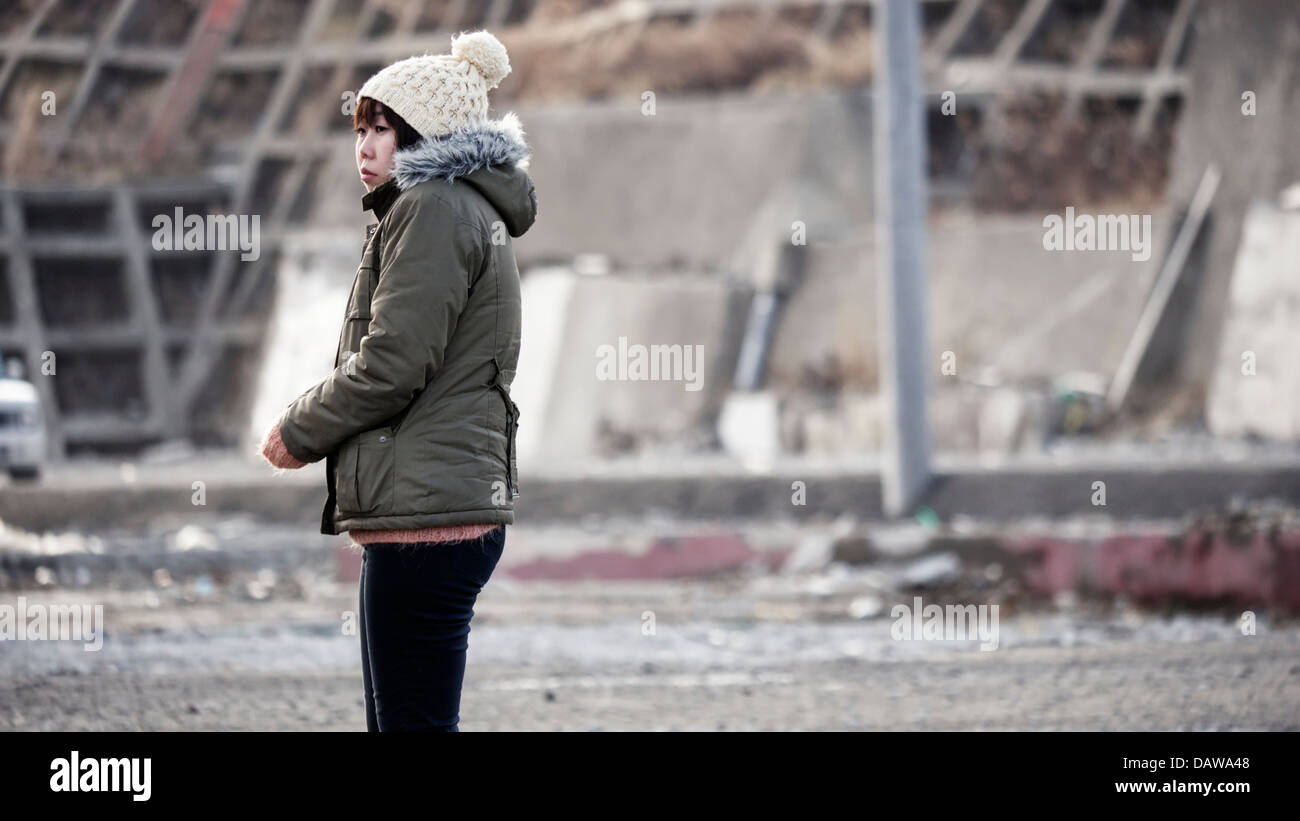 Eine Japanerin, Blick auf die schwer beschädigt und flacher Onagawa 1 Jahr nach der 2011 Tohoku Erdbeben und Tsunami Stockfoto