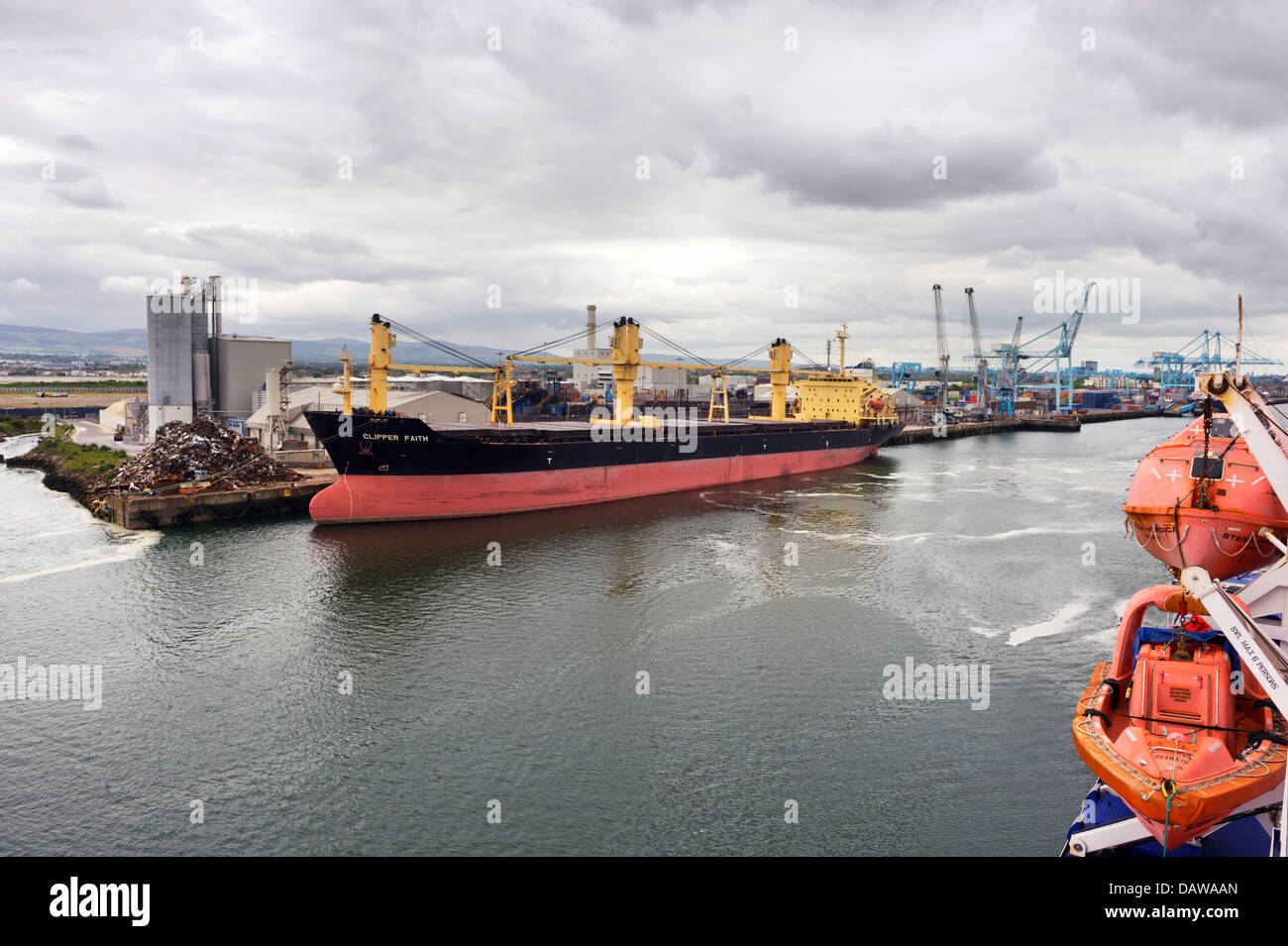 Angedockten Schiff im Hafen von Dublin, Republik Irland Stockfoto