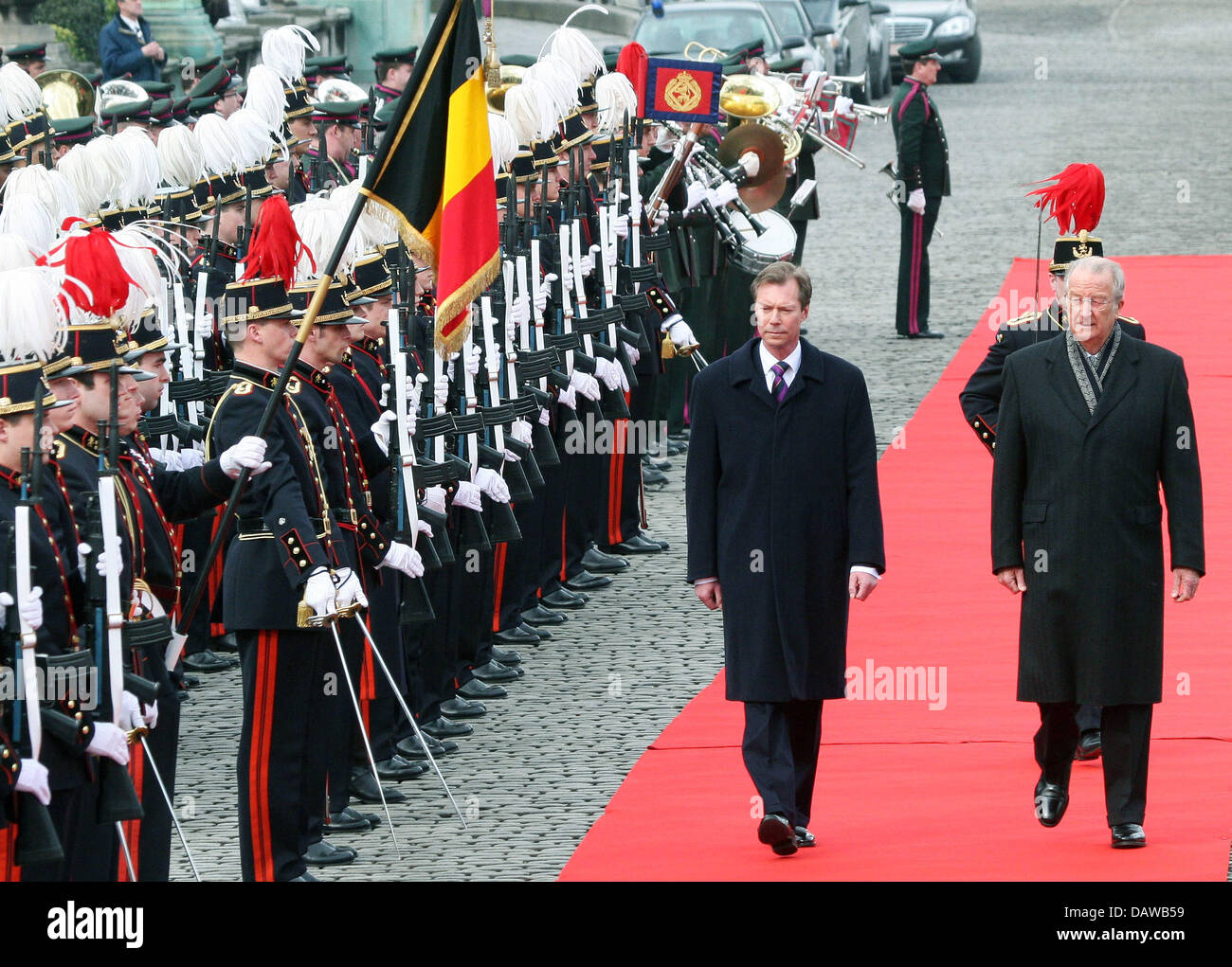 Großherzog Henri von Luxemburg (2ndR) wird von König Albert von Belgien (R) mit Guard of Honour in Brüssel, Belgien, 20. März 2007 begrüßt. Großherzog Henri und Großherzogin Maria Teresa von Luxemburg sind auf einem Staatsbesuch in Belgien vom 20. bis zum 22. März. Foto: Albert Nieboer (Niederlande) Stockfoto