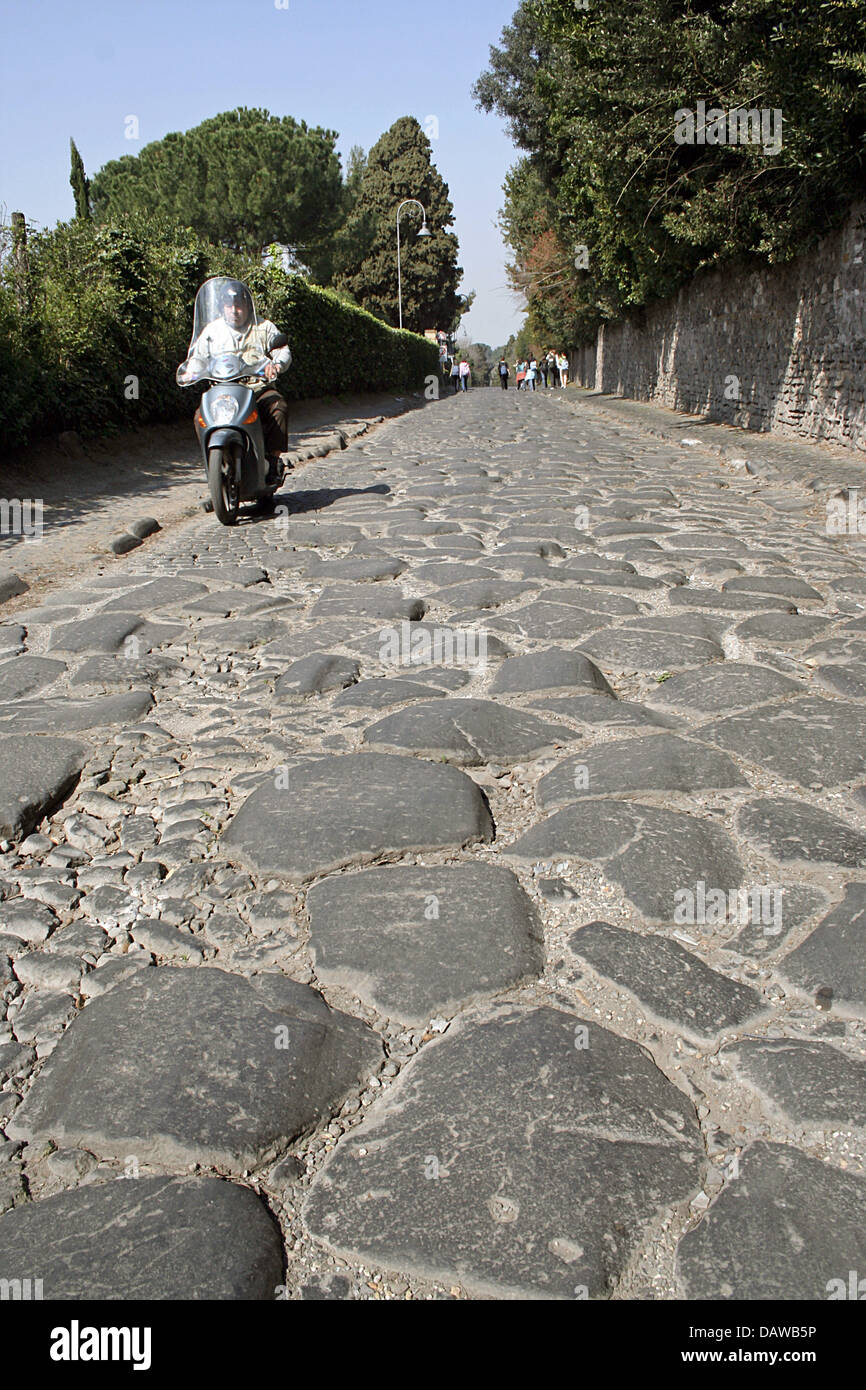 Ein Roller fährt auf der Via Appia Antica in der Nähe von Rom, Italien, 15. März 2007. Foto: Lars Halbauer Stockfoto