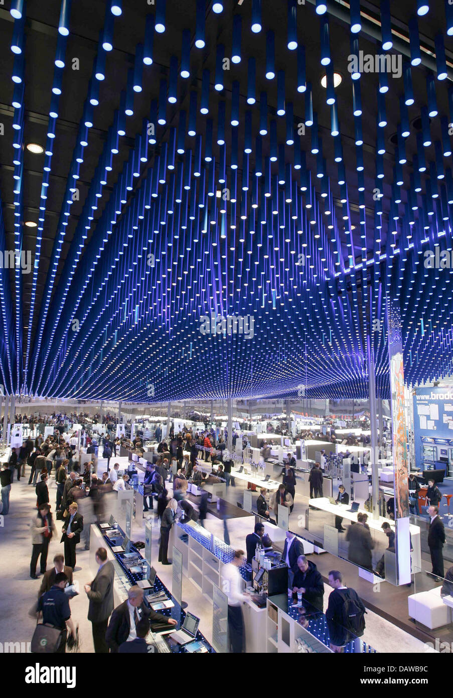 Besucher strömen in den O2-Stall am letzten Tag der weltgrößten es Handel Messe CeBIT, Hannover, Deutschland, Mittwoch, 21. März 2007. Nach Abschluss der CeBIt präsentieren die Deutsche Messe AG ihren Lebenslauf in einer Pressekonferenz.  Foto: Peter Steffen Stockfoto