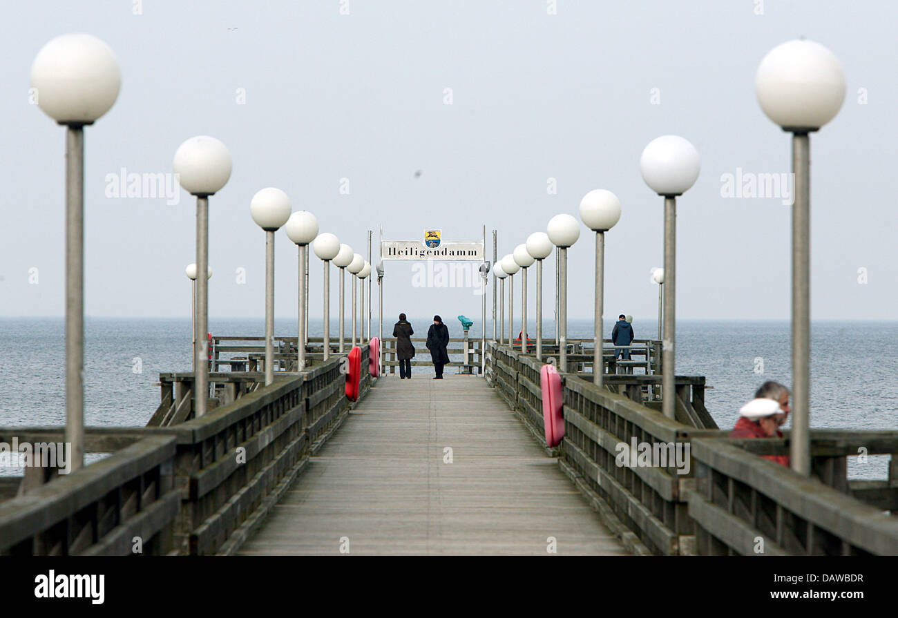 Das Bild zeigt Fußgänger zu Fuß auf der Meer-Brücke in der Nähe das Kempinski Grand Hotel Heiligendamm, Deutschland, Samstag, 10. März 2007. Das Hotel veranstaltet die bevorstehenden Gipfel der Gruppe der acht (G) zwischen 6. und 8. Juni 2007. Das Hotel wird von der Bundeswehr, der deutschen Marine und einem 13 km langen Sicherheitszaun bewacht werden. Foto: Kay Nietfeld Stockfoto