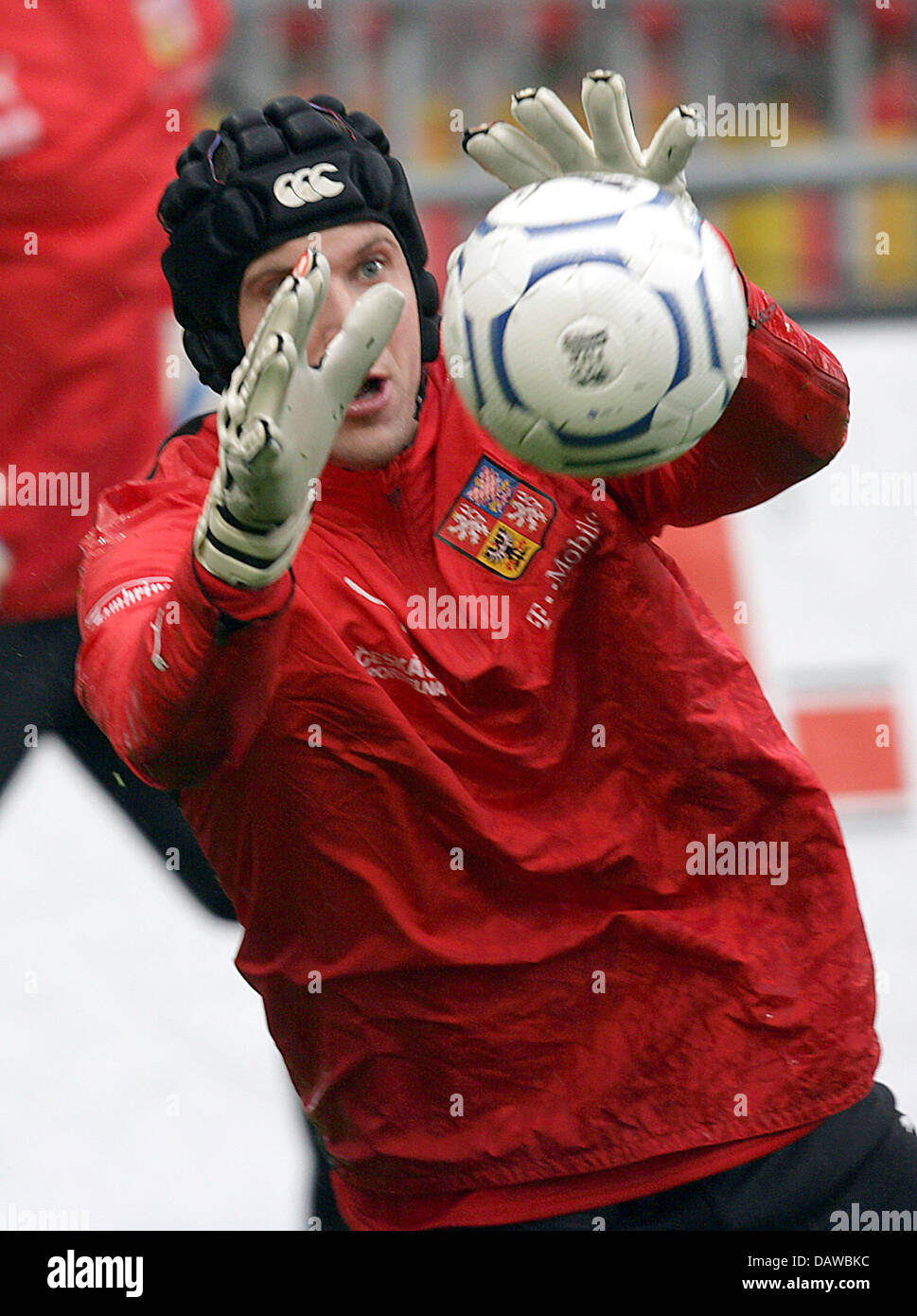 Tschechische internationale Torwart Petr Cech, während sein Team Ausbildung in Prag, Tschechische Republik, Freitag, 23. März 2007 abgebildet. Die Tschechische Republik steht Deutschland in der EURO 2008-Qualifikation morgen 24 März in Prag, Tschechien. Foto: Oliver Berg Stockfoto