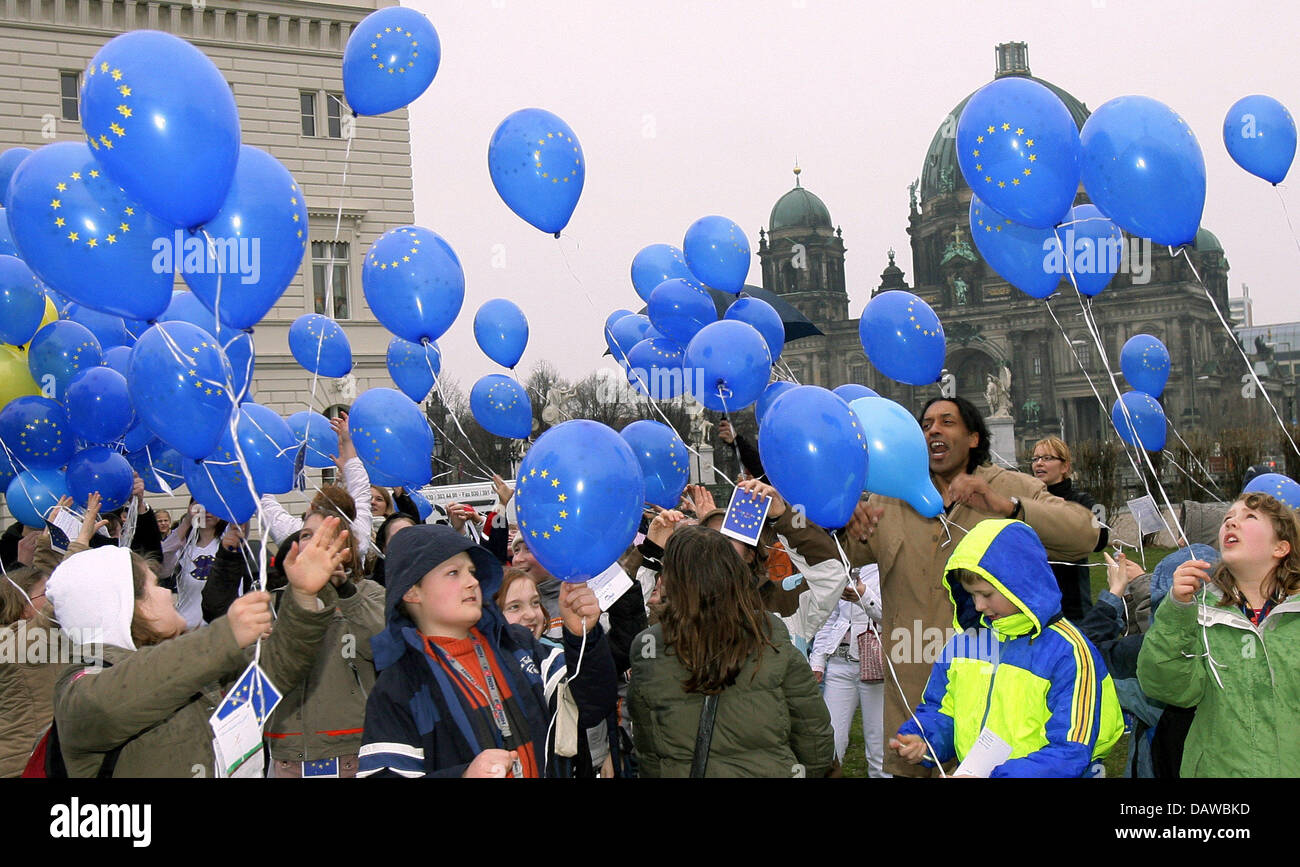 Schülerinnen und Schüler lassen Luftballons fliegen in Berlin, Deutschland, Freitag, 23. März 2007. Die Bertelsmann-Stiftung eingeladen, ein Kinderbecken vergnügen anlässlich des 50. Jahrestages der Unterzeichnung der Römischen Verträge. Foto: Jens Kalaene Stockfoto