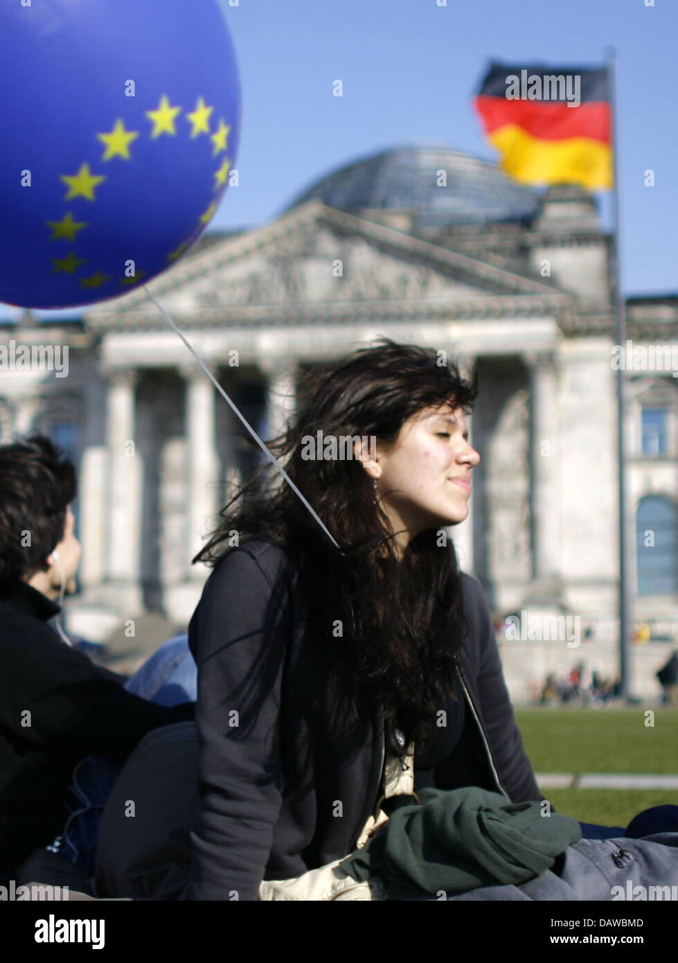 Brasilianische Touristen mit blauen EU-Ballons sitzen auf der Wiese vor dem Reichstagsgebäude in Berlin, Samstag, 24. März 2007. Die EU-Staats- und Regierungschefs treffen sich in Berlin auf Sonntag, 25. März 2007 anlässlich des 50. Jahrestags der Römischen Verträge. Foto: Johannes Eisele Stockfoto