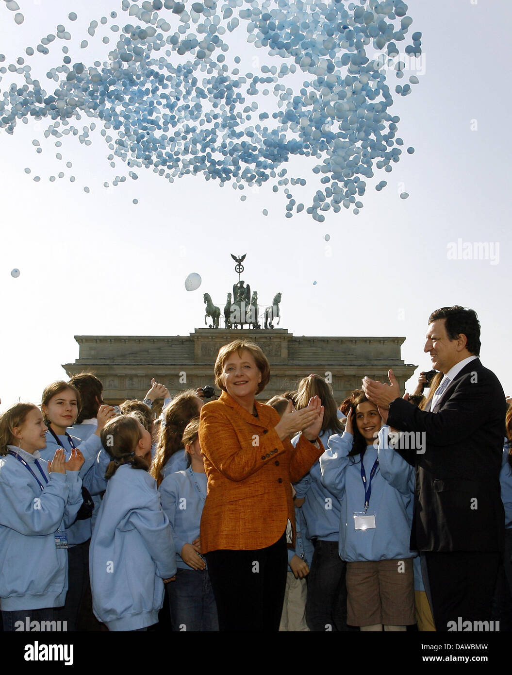 Bundeskanzlerin Angela Merkel und dem Präsidenten der EU-Kommissionspräsident Jose Manuel Barroso sind mit Schulkindern abgebildet, während 5000 Ballons mit den Flaggen der EU-Mitgliedstaaten in den Himmel vor dem Brandenburger Tor in Berlin, Sonntag, 25. März 2007 steigenden sind. Mit einem Festakt und der Grand Europa F wurde der 50. Jahrestag der Unterzeichnung der Römischen Verträge gefeiert. Stockfoto