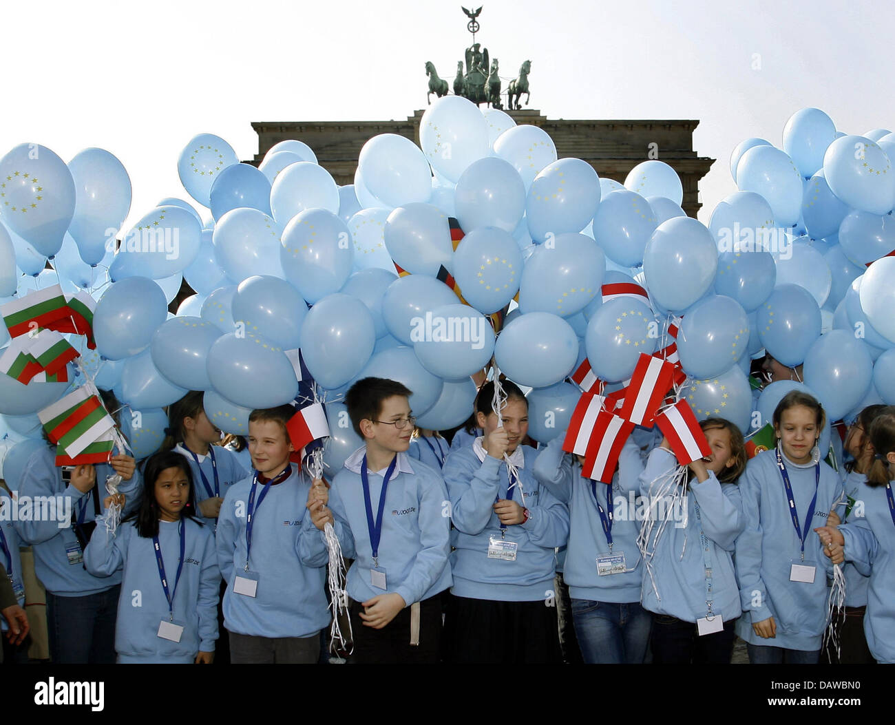Schulkinder halten Ballons warten auf die Ankunft von Bundeskanzlerin Merkel vor dem Brandenburger Tor in Berlin, Sonntag, 25. März 2007. Insgesamt 5000 Ballons mit den EU-Mitgliedstaaten Zustand Flaggen wurden veröffentlicht. Der 50. Jahrestag des Vertrags von Rom wurde mit einem Festakt und dem großen Europa-Festival in Berlin gefeiert. Foto: Wolfgang Kumm Stockfoto