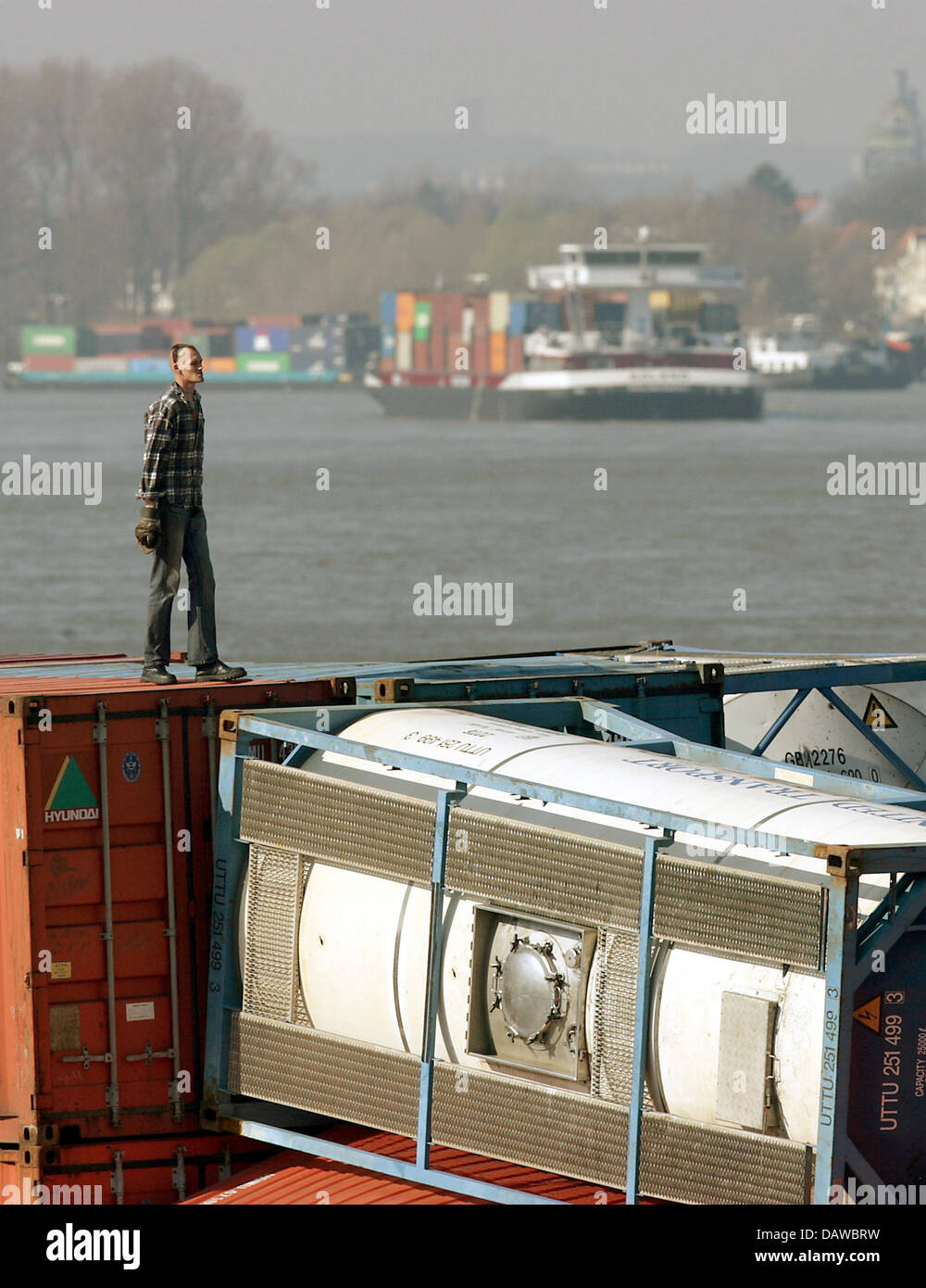 Ein Mann ist an Bord der Diesel Barge "Excelsior" in Köln, Deutschland, Montag, 26. März 2007 abgebildet. Die Rhein Fluss Wasserstraße wird voraussichtlich die ganze Woche durch Bergungsarbeiten gesperrt werden, nachdem ein gefährlicher Ladung ins Wasser gestürzt, sagte Versand Beamten am Montag in Köln. Rund 31 Container rutschte die Diesel-Barge Excelsior, wie er eine scharfe ausgeführt drehen am vergangenen Sonntag auf dem Rhein riv Stockfoto