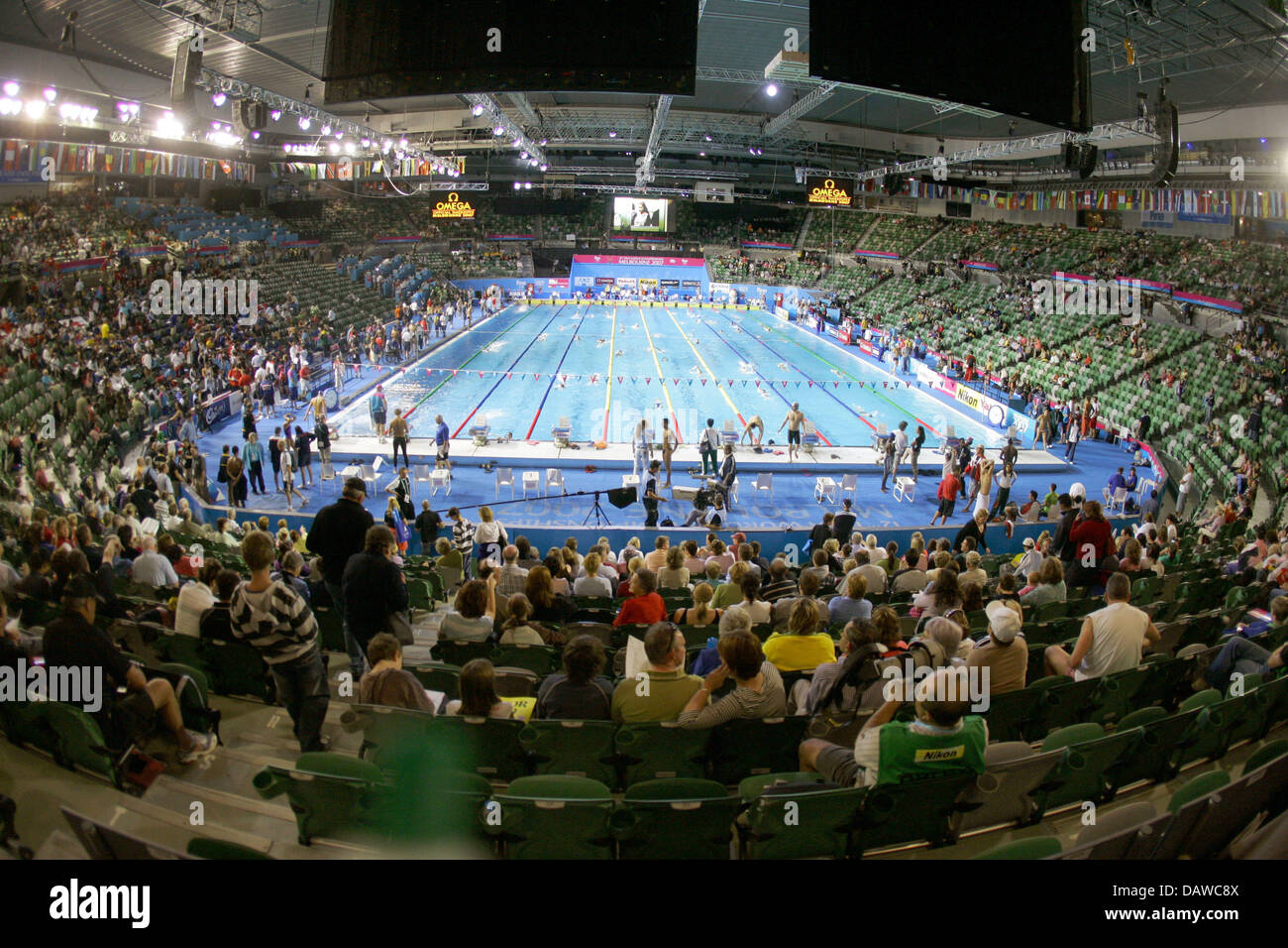 Zuschauer beobachten die 12. FINA-Weltmeisterschaften in der Rod Laver Arena von Melbourne, Australien, 25. März 2007. Zwei Pools waren für die WM im Stadion installiert, die nicht nur die berühmten Australian Open, das erste Grand-Slam-Tennisturnier des Jahres, sondern auch Basketball-Spiele, Motor Rad-Veranstaltungen und große Konzerte veranstaltet. Foto: Bernd Thissen Stockfoto