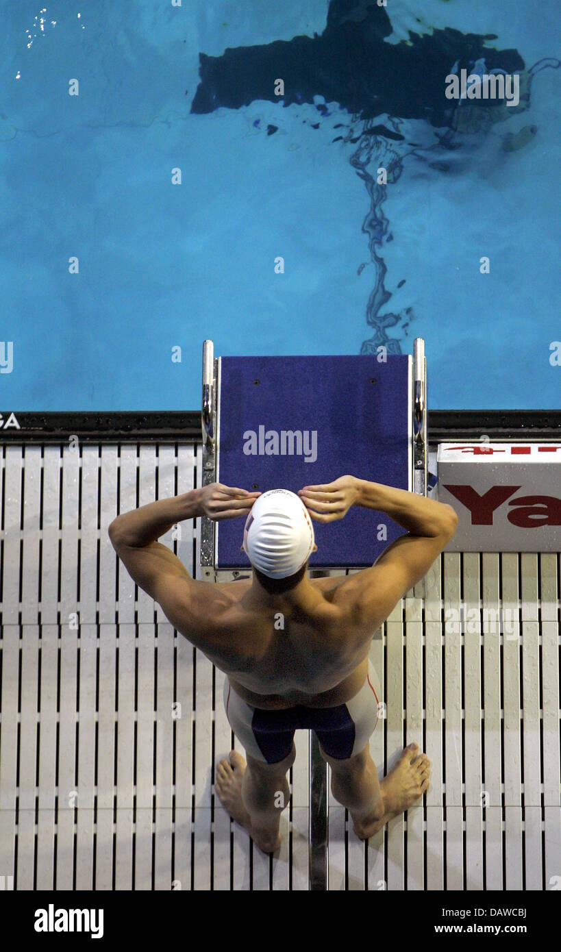 US Schwimmer Michael Phelps bereitet seine Brille für die Männer ist 200m Lagen bei der 12. FINA schwimmen Weltmeisterschaften in Melbourne, Australien, Mittwoch, 28. März 2007. Foto: Bernd Thissen Stockfoto