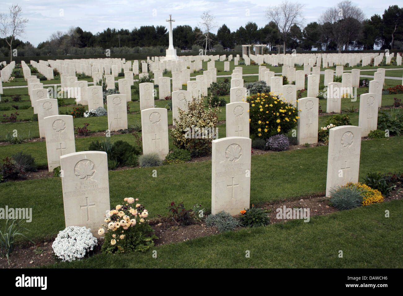 Das Foto zeigt einen Blick über Grabsteine an der Moro River Canadian War Cemetery in Ortona, Italien, Samstag, 24. März 2007. Die Schlacht von Ortona auf der deutschen "Gustav" Verteidigungslinie im Oktober 1943 war eine der wichtigsten Schlachten die kanadische Armee im zweiten Weltkrieg kämpfte. Foto: Lars Halbauer Stockfoto