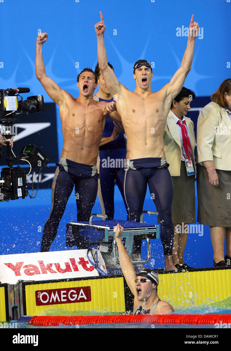 Us Schwimmer Ryan Lochte L Michael Phelps R Und Peter Vanderkaay Unten Jubeln Die Manner 4x200m Freistil Staffel Der 12 Fina Weltmeisterschaften In Melbourne Australien Freitag 30 Marz 2007 Zu Gewinnen Das Us Team