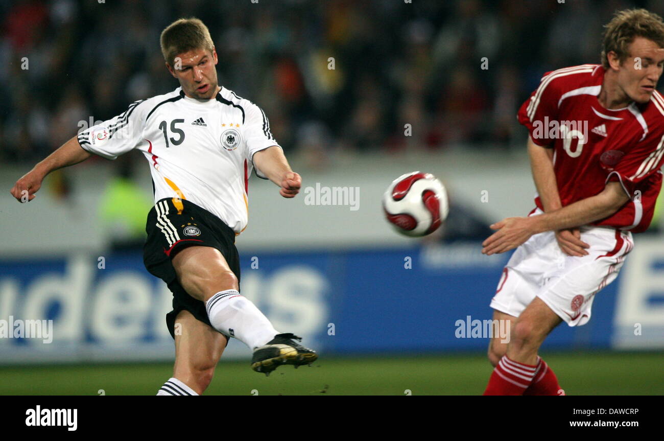 Deutsche internationale Thomas Hitzlsperger (L) feuert einen Schuss während der Test-GAP Deutschland gegen Dänemark in der MSV-Arena Stadion Duisburg, Deutschland, Mittwoch, 28. März 2007. Foto: Franz-Peter Tschauner Stockfoto