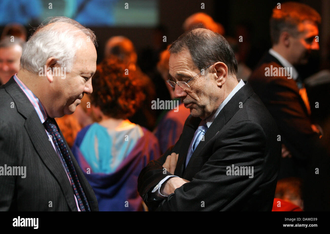 Javier Solana (R), Generalsekretär des Rates und hohe Vertreter der EU für die gemeinsame Außen- und Sicherheitspolitik und spanischen Außenminister Miguel Angel Moratinos (L) sprechen nach dem Theaterstück "Kinderland Europa" in Bremen, Deutschland, Freitag, 30. März 2007. Die Vertreter für auswärtige Angelegenheiten der 27 EU-Mitgliedstaaten statt ein informelles Treffen in Bremen. PH Stockfoto