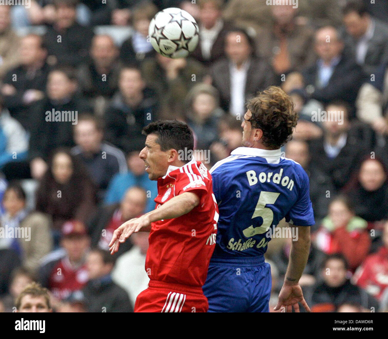 Roy Makaay (L) von München und Schalke Marcel Bordon spielen eine Überschrift-Duell in der Bundesliga Top Zusammenstoß FC Bayern München V FC Schalke 04 in die Allianz Arena München, Samstag, 31. März 2007. Foto: Andreas Gebert (Achtung: Zeitraum blockieren! Die DFL ermöglicht der weitere Nutzung der Bilder in IPTV, mobile Dienste und anderen neuen Technologien keine früheren th Stockfoto