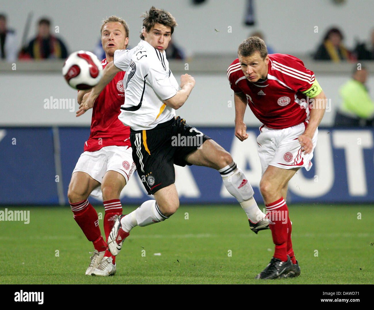 Deutsche internationale Patrick Helmes (C) schießt den Ball während der Test-GAP Deutschland gegen Dänemark in Duisburg, Deutschland, 28. März 2007. Foto: Rolf Vennebernd Stockfoto