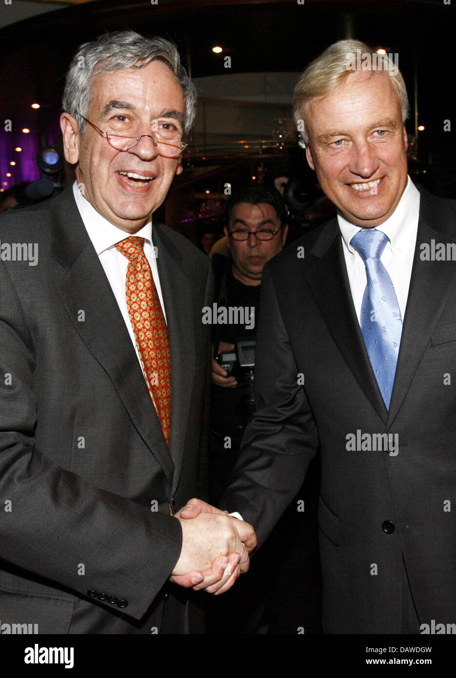 Herr Bürgermeister von Hamburg Ole von Beust (R) und sein Herausforderer, die ehemaligen deutschen Minister für Kultur und Herausgeber der deutschen Wochenzeitung "Zeit" Michael Naumann (L) schütteln auf das jährliche Treffen der Presse in Hamburg, Deutschland, Montag, 2. April 2007 Hände. Es ist die erste Begegnung in der Öffentlichkeit der beiden Spitzenkandidaten für Oberbürgermeister seit Naumann Top-Kandidat für die Sozialdemokraten gewählt wurde Stockfoto