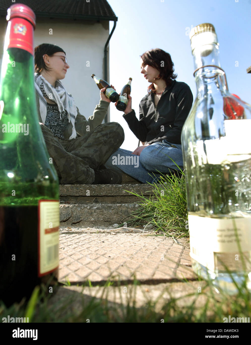 15 jährige Anna (L) und Christina trinken Bier und Spirituosen in Schwuerbitz, Deutschland, 26. März 2007. Foto: Marcus Führer (Modell freigegeben) Stockfoto