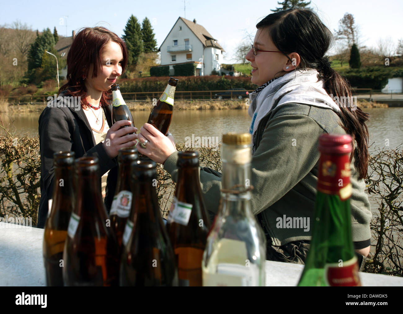 15-Jahr-Olds Anna (R) und Christina trinken Bier und Spirituosen in Schwuerbitz, Deutschland, 26. März 2007. Foto: Marcus Führer (Modell freigegeben) Stockfoto