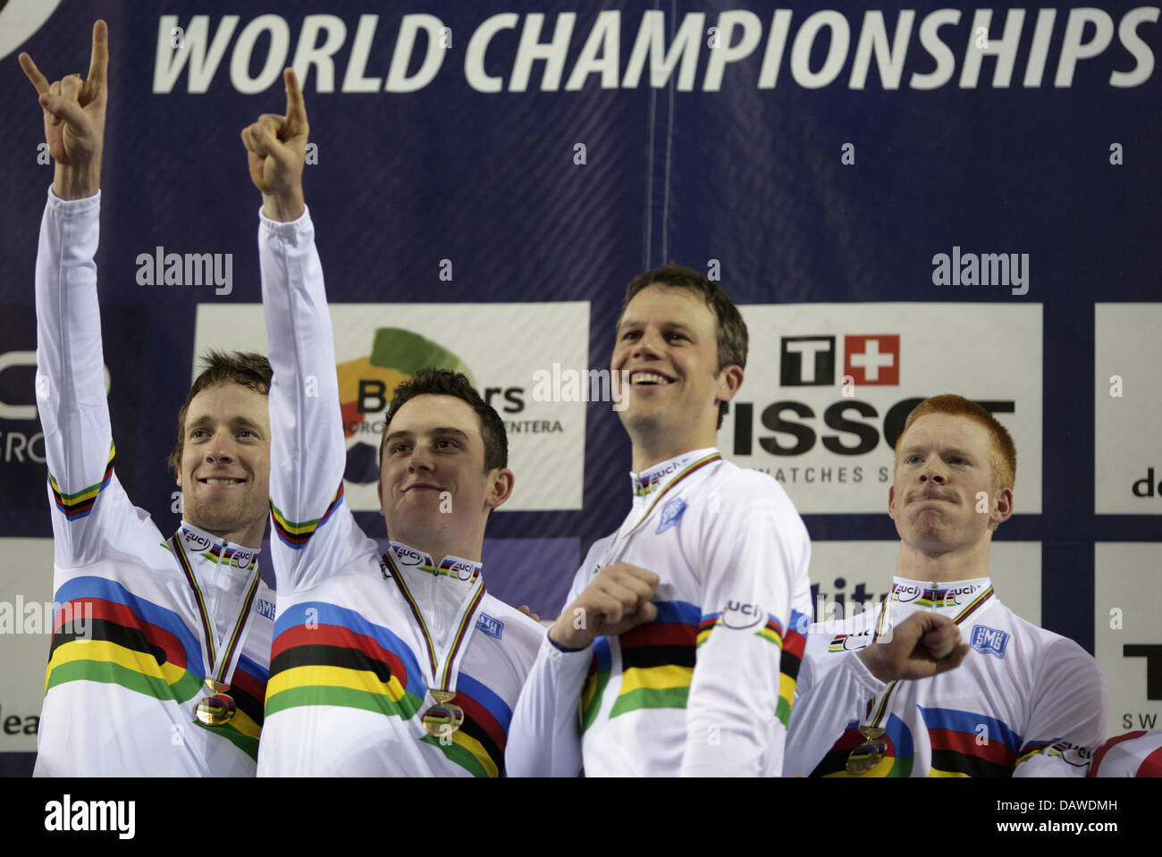 Britische Radsport Profis (L-R) Bradley Wiggins, Edward Clancy, Thomas Geraint Und Paul Manning jubeln gewinnen die Männer Mannschaftsverfolgung über 4.000 m Track Cycling World Championships in Palma De Mallorca, Spanien, 30. März 2007. In 3:56.610 Minuten gewann sie den Weltrekord nur um 0,8 Sekunden verpasst. Foto: Johannes Eisele Stockfoto