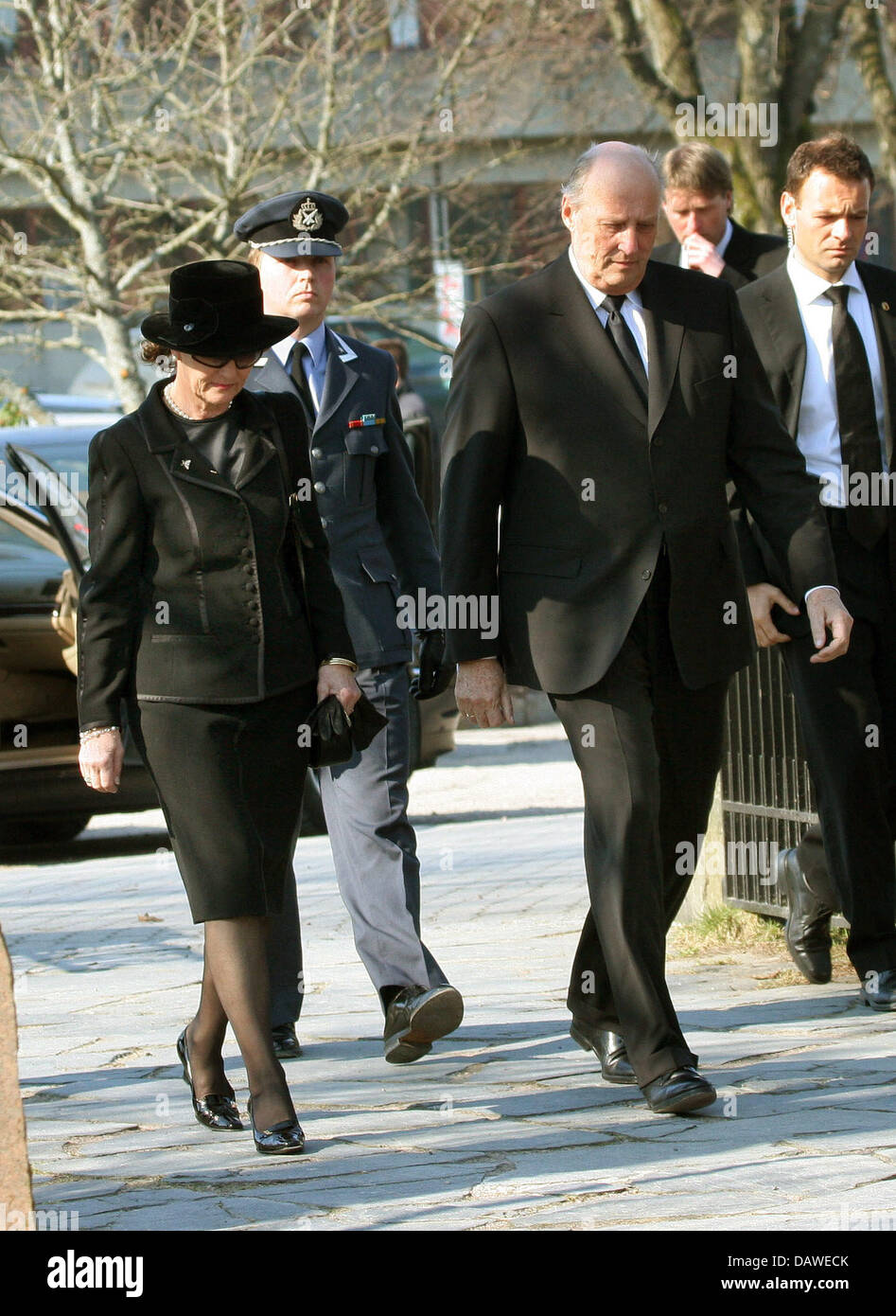 Königin Sonja (L) und König Harald von Norwegen kommen zur Beerdigung von Sven O. Hoiby, Vater von Kronprinzessin Mette-Marit von Norwegen in Kristiansand, Norwegen, 26. März 2007. Hoiby starb am 21. März 2007 von Lungen-Krebs. Foto: Albert Nieboer (Niederlande) Stockfoto