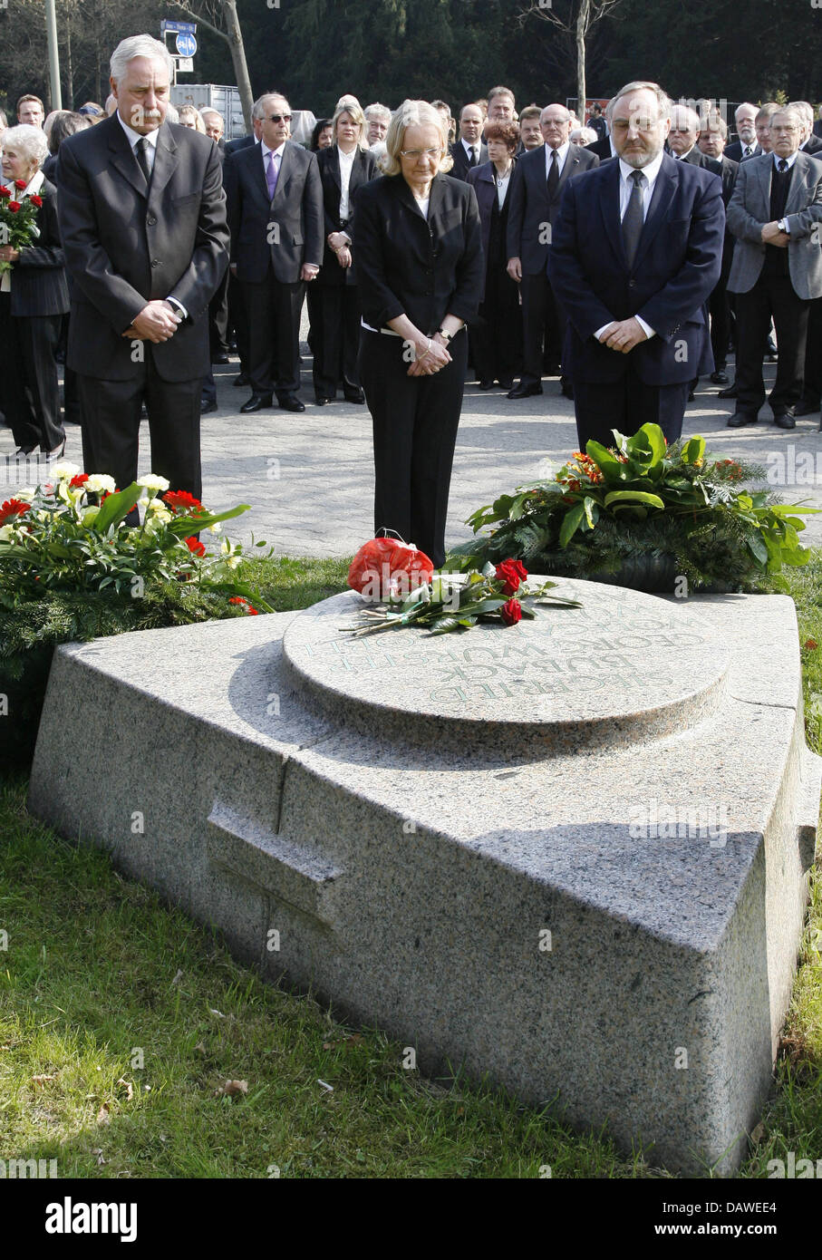 Attorney General Monika Harms (C), Karlsruhes Oberbürgermeister Heinz Fenrich (L) und Leiter der Federal Ministry of Justice Wolfgang Schmitt-Wellbrock (R) stehen am Gedenkstein der ehemaligen Generalstaatsanwalt Siegfried Buback in Karlsruhe, Deutschland, Samstag, 7. April 2007. Die Stein markiert die Stelle, wo Buback, sein Fahrer Wolfgang Goebel und Wache Georg Wurster Opfer einer terroristischen Attac Stockfoto