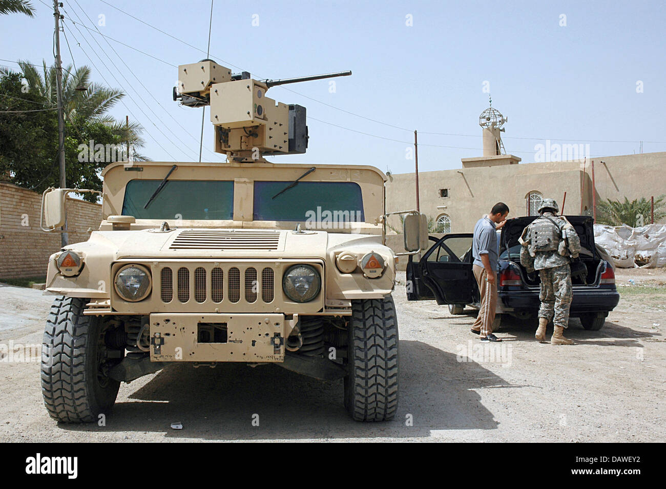 (Dpa-Datei) US-Soldaten des 1. Bataillons 68. Armor Regiment abgebildet Durgin ein Fahrzeug Spotcheck nahe Baqubah, Irak, Mai 2006. Sie verwenden eine M1114 Up-Armored HMMWV mit Krähen (gemeinsame Remote betrieben Waffenstation). Die Krähen ist ausgestattet mit einem Laser-Rangefionder, eine TV7Video CCD-Kamera und ein Wärmebildgerät. Diese Krähen ist bewaffnet mit einem Maschinengewehr 12,7 mm M2, alternativ ein 4 Stockfoto