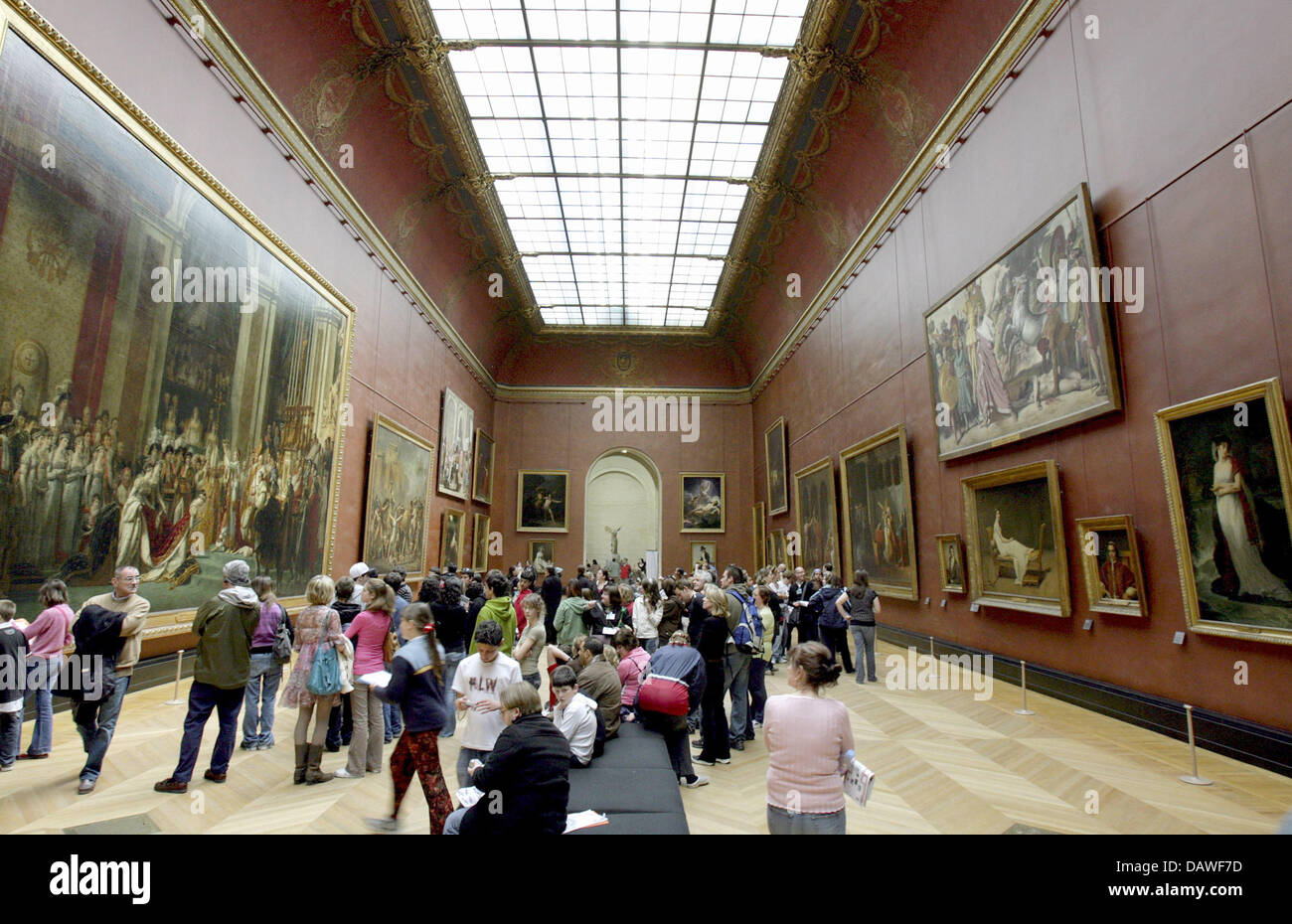 Zahlreiche Besucher freuen bei großen Öl-Gemälde im Louvre in Paris, Frankreich, Montag, 26. März 2007. Die ehemalige Residenz der französischen Könige heute Gastgeber der weltweit größte Museum mit einer Kunstsammlung von mehr als 300,000 Exponate. Der Louvre wurde im Jahre 1190 als eine Burg gebaut wurde umgebaut und erweitert aus dem Jahre 1370 ab. Weitere Sanierung im Renaissance Sytle starte Stockfoto