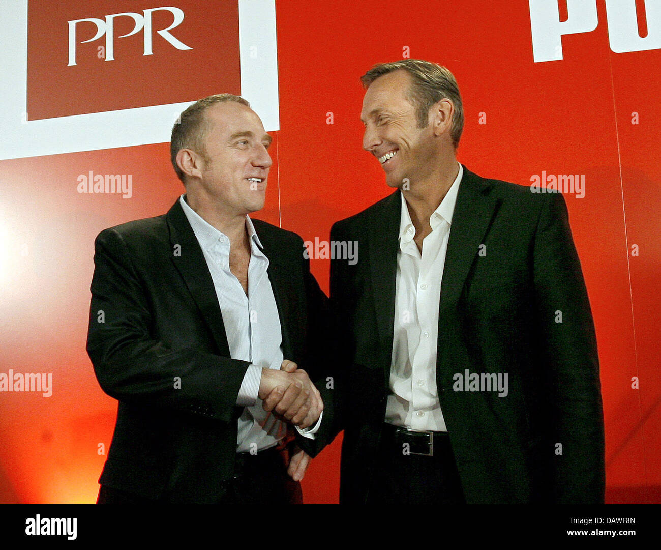 PUMA AG CEO Jochen Zeitz (R) begrüßt französischen Luxusgüterkonzern  Pinault-Printemps-Redoute (PPR) Vorsitzender Francois-Henri Pinault zu  einer Pressekonferenz in Nürnberg, Donnerstag, 12. April 2007. PPR, Besitzer  der Modemarken Gucci und Yves Saint ...