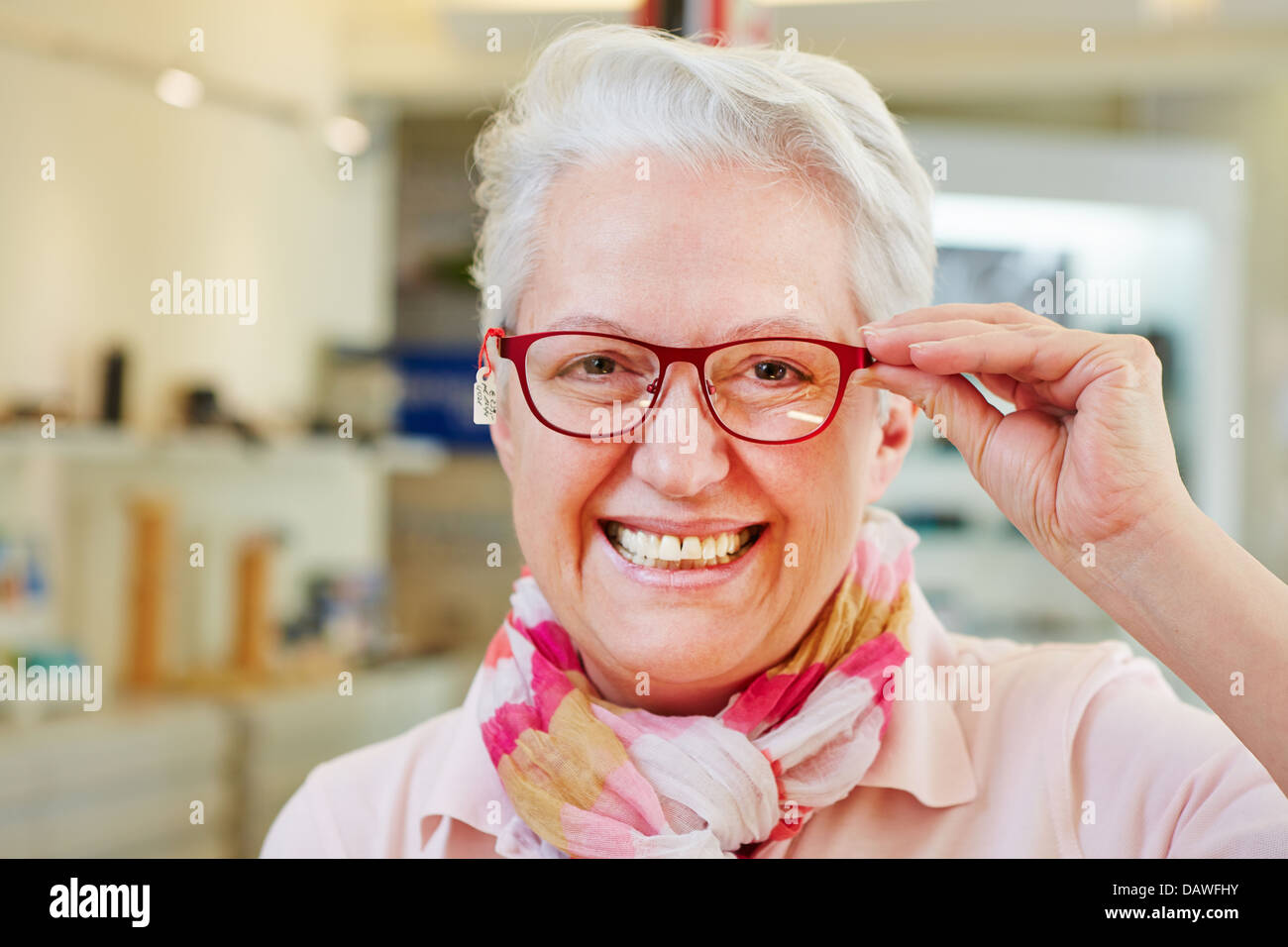 Happy senior Woman neue Brille beim Optiker Einzelhandel speichern Stockfoto