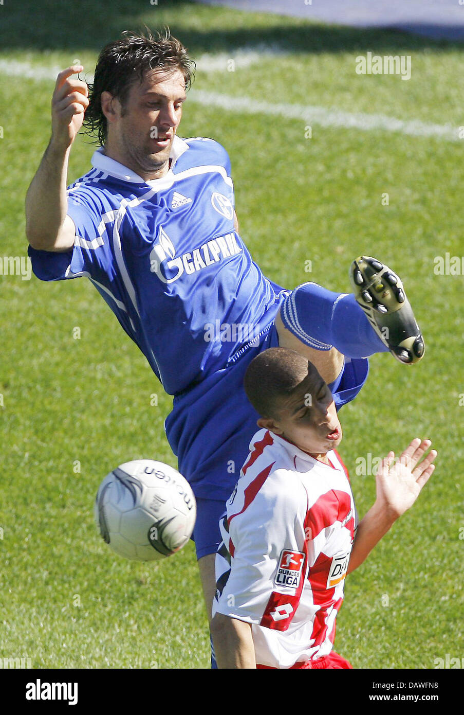 Mladen Kristajic (L) Schalke und Mohamed Zidan Mainz wetteifern um den Ball während des Spiels Bundesliga FSV Mainz 05 V FC Schalke 04 am Bruchweg-Stadion aus Mainz, Samstag, 14. April 2007. Foto: Roland Holschneider (Achtung: Zeitraum blockieren! Die DFL ermöglicht die weitere Nutzung der Bilder im IPTV, mobile Dienste und andere neue Technologien nicht früher als zwei ho Stockfoto