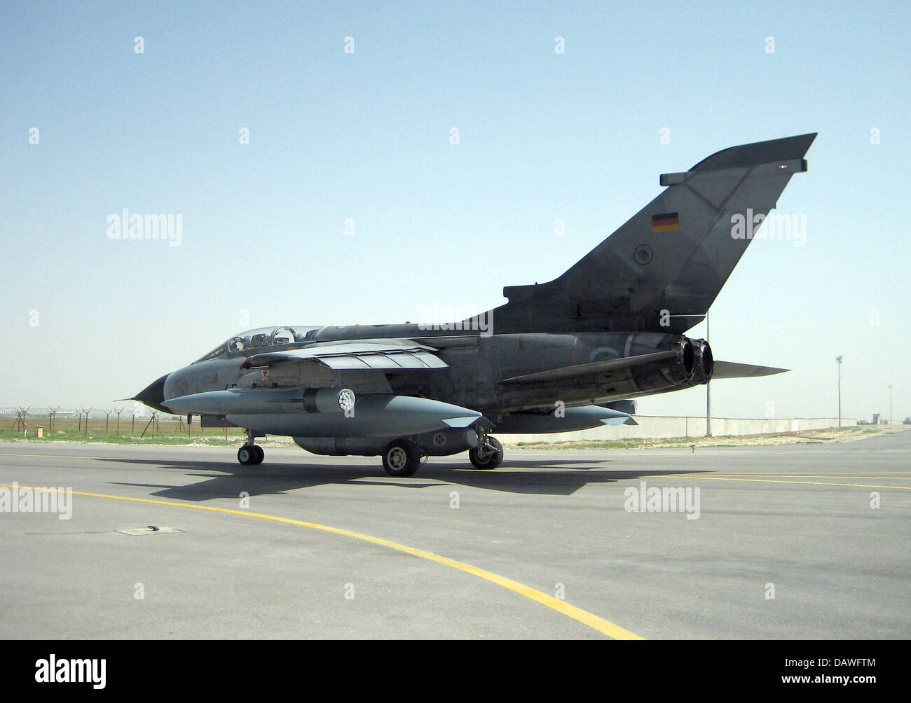 Eine deutsche Tornado auf einem Flugplatz in Masar-e-mit, Afghanistan, 13. April 2007 abgebildet. Zehn Tage, nachdem sie Stationened in Afghanistan waren flogen zwei Tornados ihre erste erfolgreiche Mission am Sonntag, den 15. April. Beide Jets zurück 95 Minuten nach dem Start zu ihrer Basis in Masar-e-mit im Norden Afghanistans. Die Tornados in Afghanistan, um Bilder von bieten stationiert waren die Stockfoto