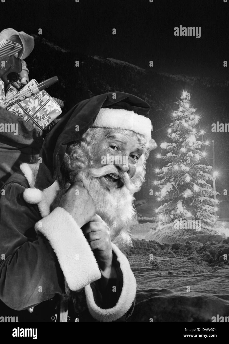weihnachten, Vater weihnachten, mit Sack voller Geschenke, beleuchteter weihnachtsbaum, 50er Jahre, zusätzliche-Rechte-Clearences-nicht vorhanden Stockfoto