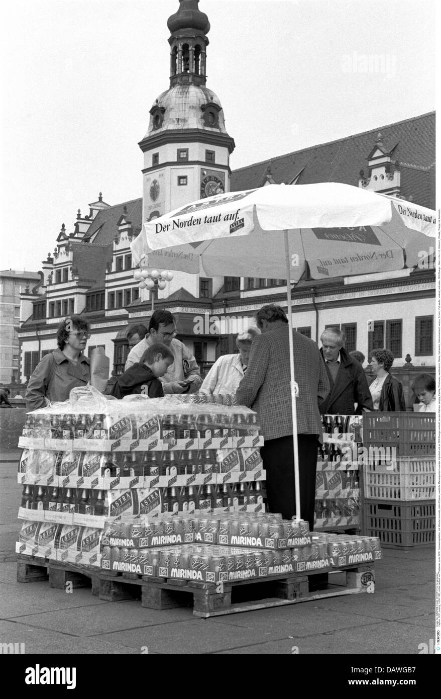 Geographie / Reisen, Deutschland, Wiedervereinigung, Erstverkauf von West-Produkten in der DDR, Leipzig, 14.4.1990, Additional-Rights-Clearences-not available Stockfoto